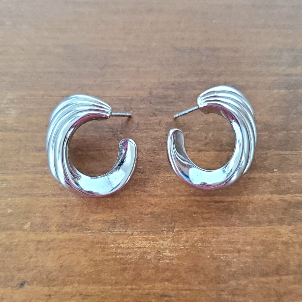 Crescent Silver Tone Earrings ⭐️
